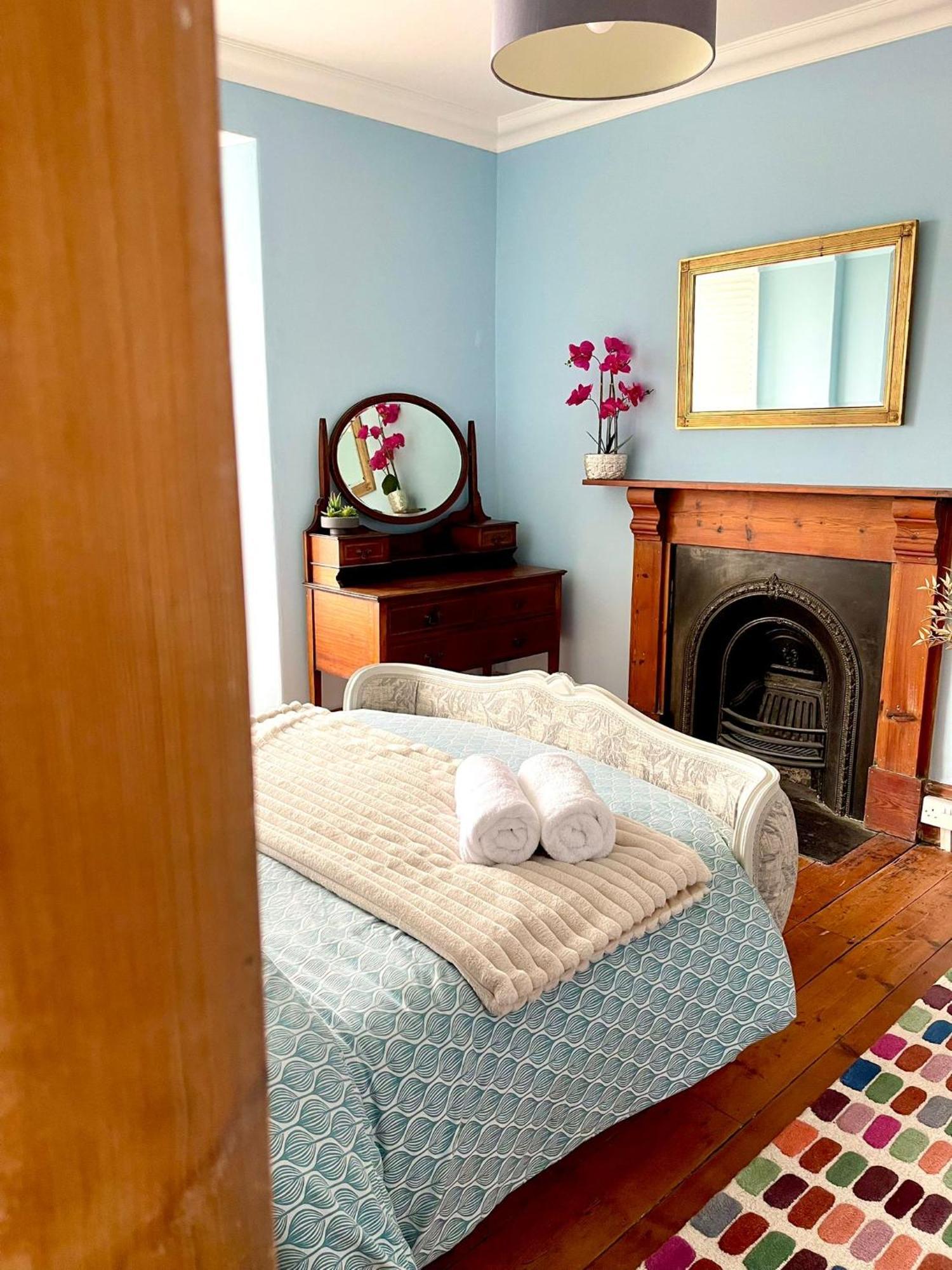 Holiday home Rhianfa 4 Bedroom House Minutes Walk From The *
