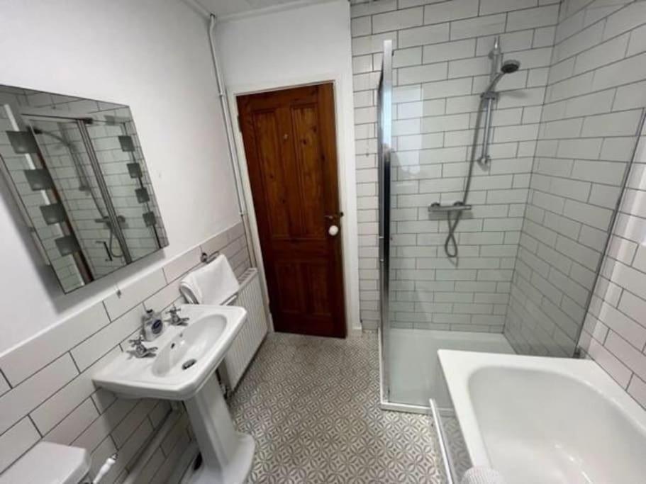 Holiday home Rhianfa 4 Bedroom House Minutes Walk From The *